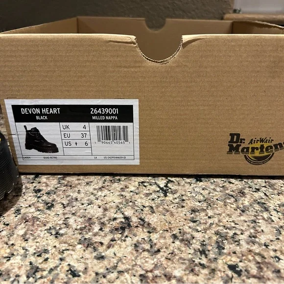 Dr. Martens Devon Heart Leather Platform Boots.  NIB. - Picture 7 of 7